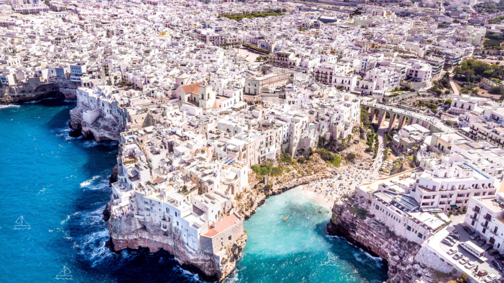 Immagine di polignano a mare che mostra la citta dall'alt